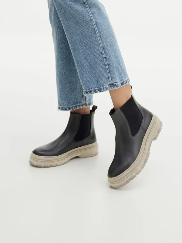 Karolina Kurkova Originals Chelsea Boots ‘Carla’ 5